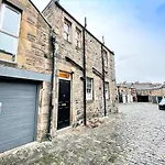 Quaint & Peaceful 1 Bed Central Mews Apt, West End